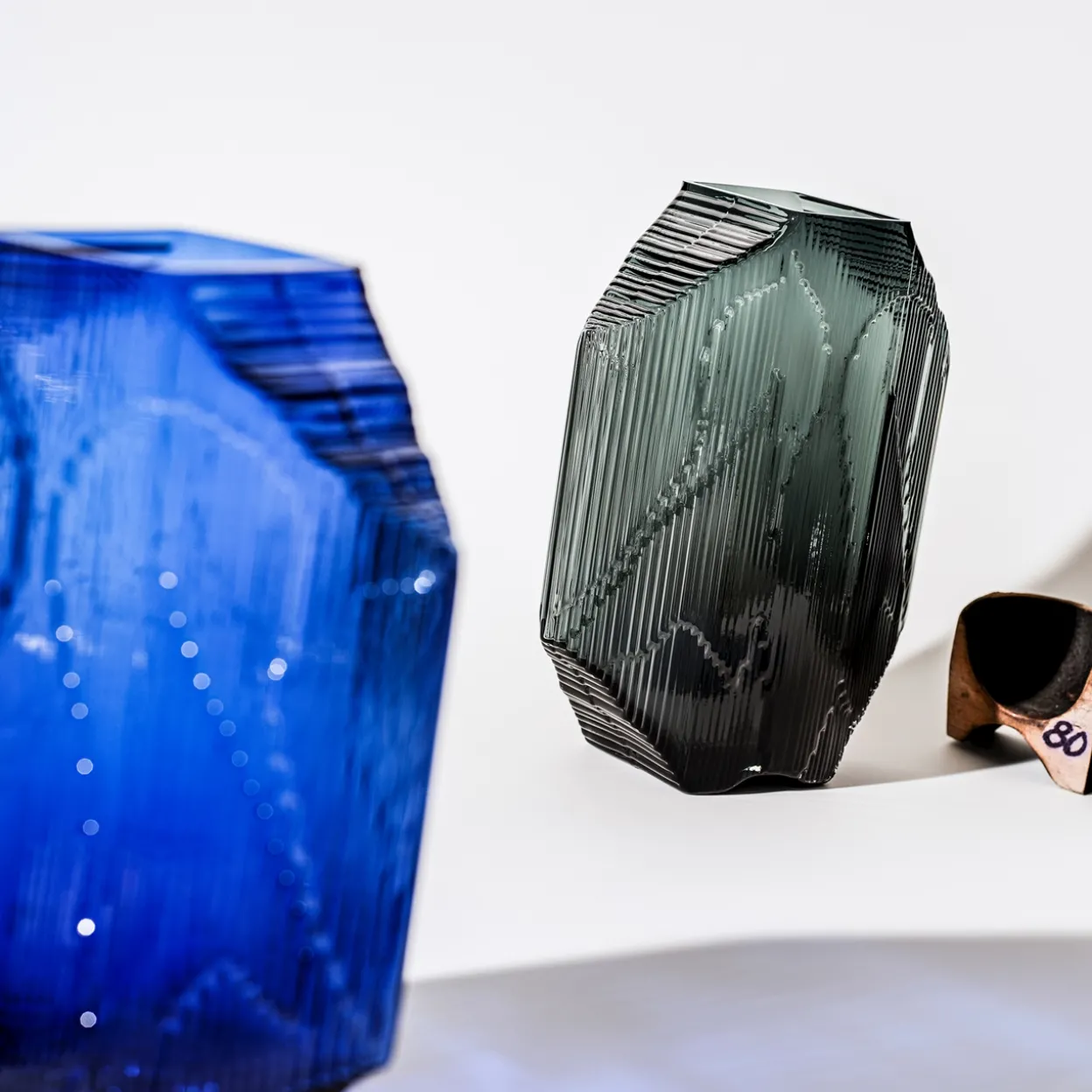 Glaskulptur 240x320 mörkgrå